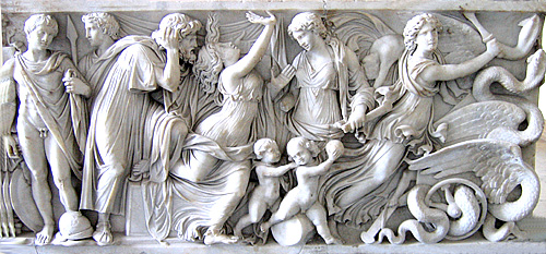009. Tombeau de marbre avec deux scenes sculptees du mythe de Medee.jpg